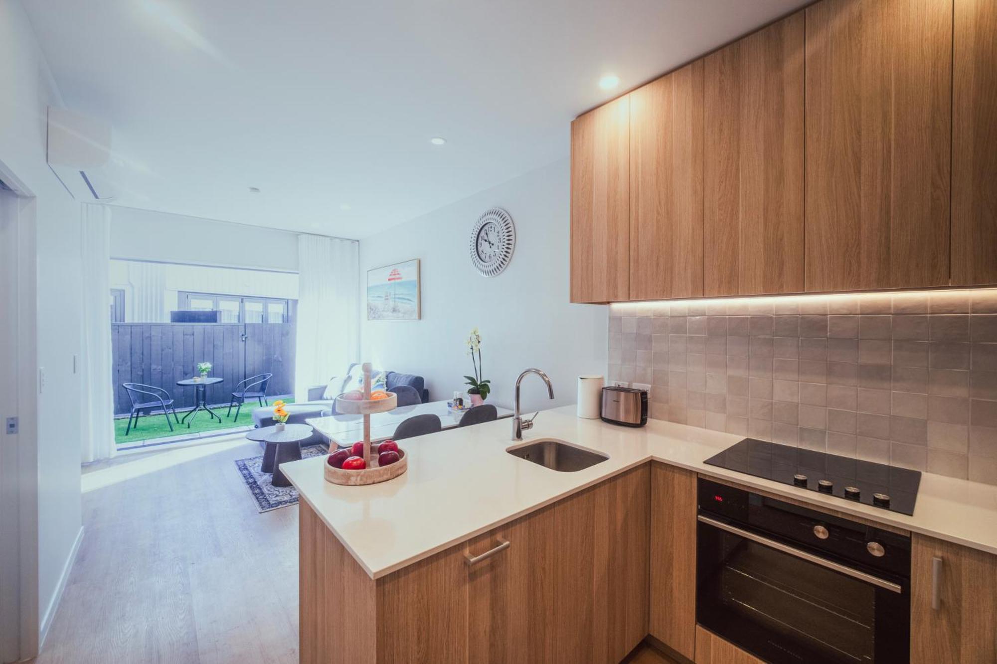 Modern Townhouse Close To City With Full Kitchen - Ellerslie 오클랜드 외부 사진